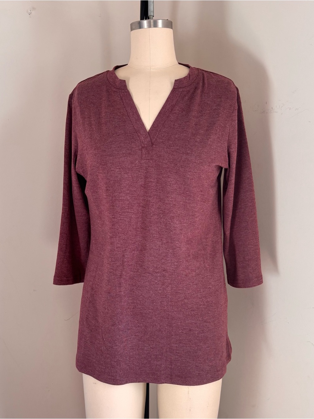 Women's Split V-Neck 3/4 Sleeve Top - Heather Wine